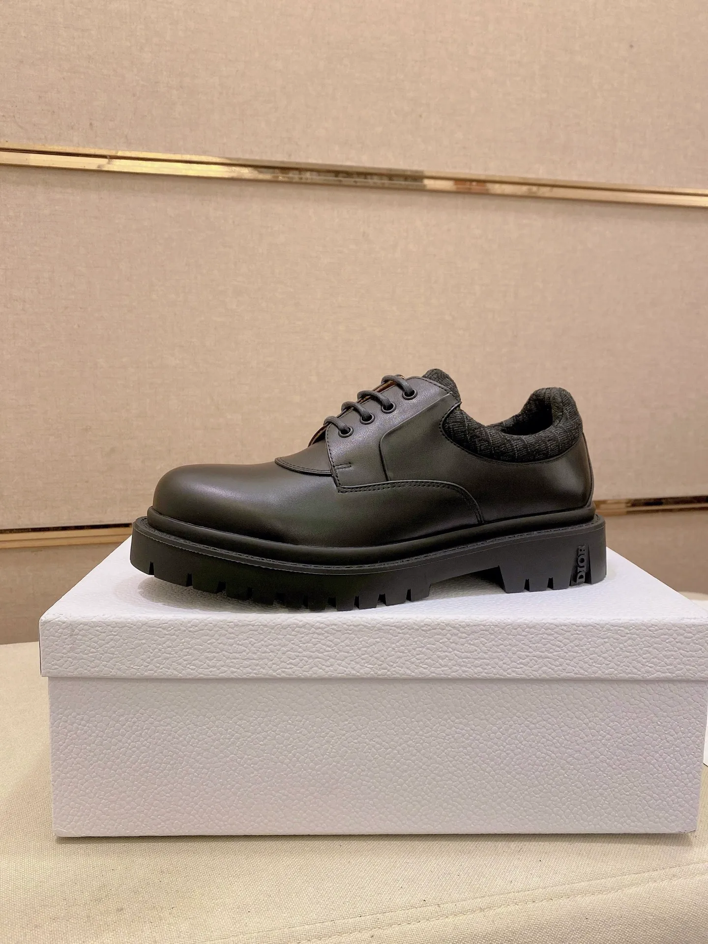Factory price: 720💰Dior 25 latest men's old-money style leather shoes. They are definitely this year's big hit. They are very good-looking. Simple upper design. Presbyopia embellishment that is highly brand-recognizable. Full of details. The upper foot is grand and the legs are slim. This is just the right thing. Instantly heightens the height. A proper height-increasing tool. The upper is made of imported calfskin. The lining is mixed sheepskin. The original combination rubber outsole. Code number: 39-44. Customized45